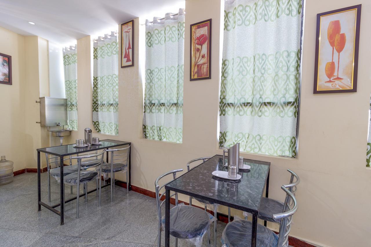 Oyo 7627 Royal Plaza Hotel Hyderabad Exterior photo